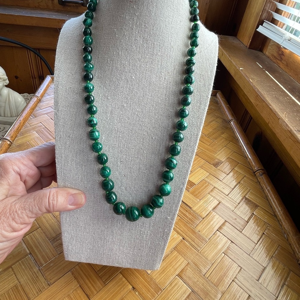 Vintage graduated malachite bead necklace excellent condition - Picture 9 of 10